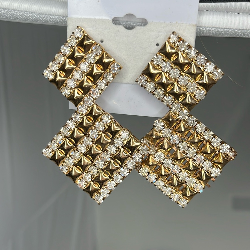 NWT Triangle Studded earrings 2.5”